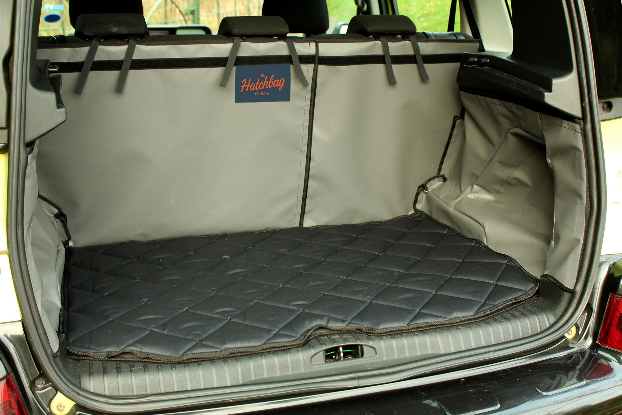 Angebote- Skoda Fabia Combi ab 2015-Doppelboden entfernt-Standard  Kofferraumschutz und Stoßstangenschutz in Schwarz
